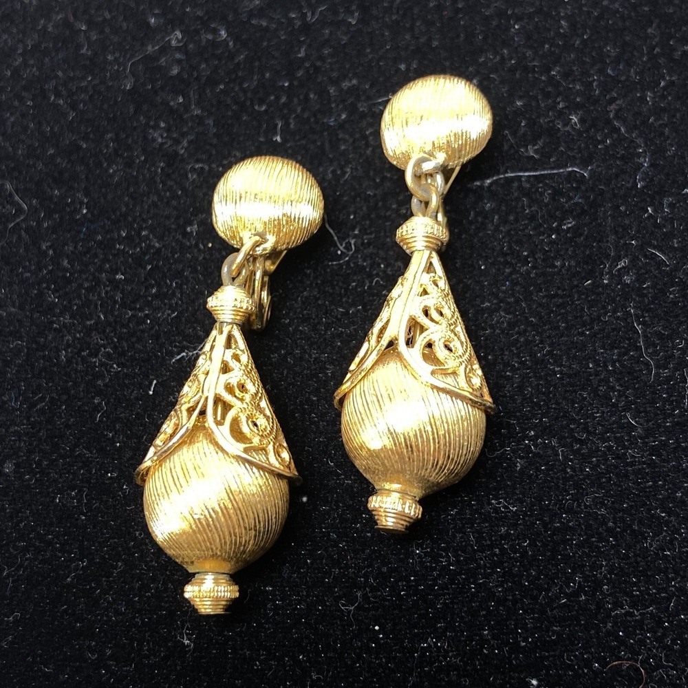 Vintage Monet Clip On Earrings Gold Tone Textured Dangle Bolero Filigree 70s‎